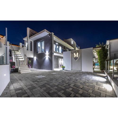 Luxury Villa M