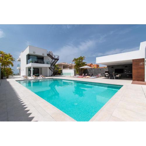 Luxury Villa with Maid Service Private Gym Cinema Room Heated Pool