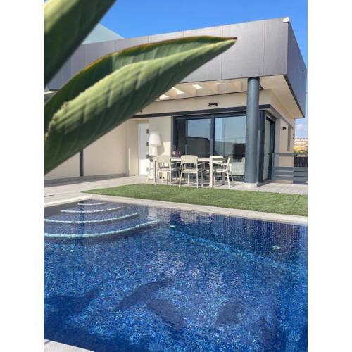 Luxury Villa with pool 1st line the sea