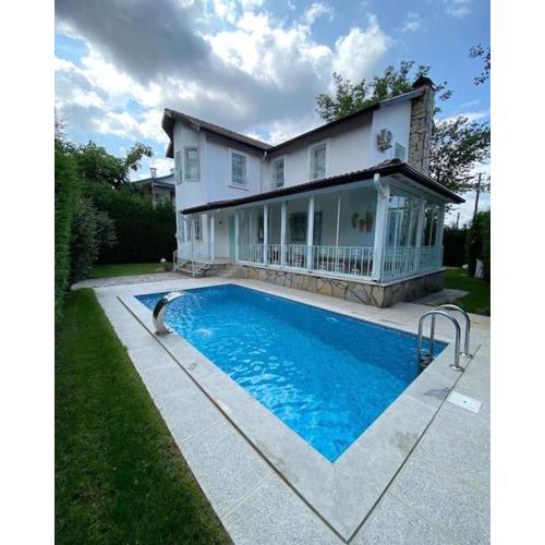 Luxury Villa with Pool in Sapanca Sofhan Kırkpınar