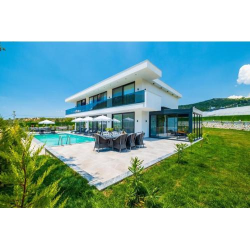 Luxury Villa with Spacious Garden