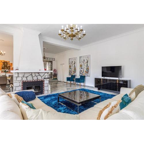 Luxury villa with tennis & pool