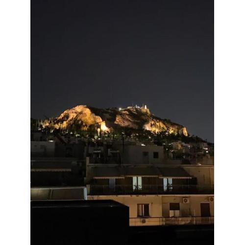 Lycabettus view Vintage penthouse flat in Exarchia