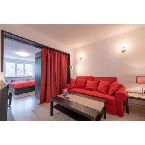 LZ Spacious One Bedroom Apartment in Top Centre