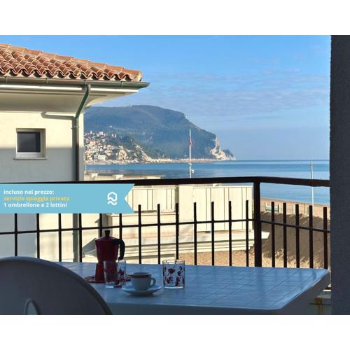 M097 - Marcelli, trilocale sul mare con spiaggia privata