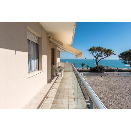 M340 - Marcelli, accogliente trilocale fronte mare con balcone