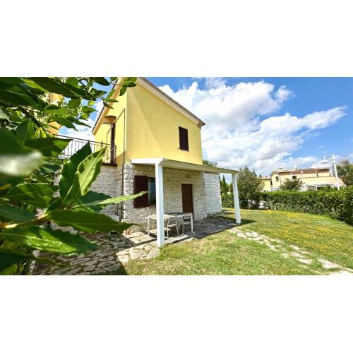 M375 - Marcelli, bilocale con giardino in residence con piscina