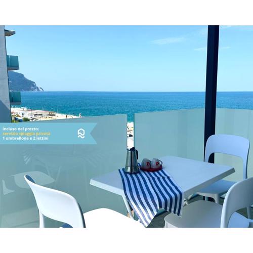 M413 - Marcelli, quadrilocale fronte mare con vista e spiaggia privata
