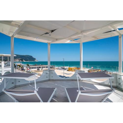 M447 - Marcelli, nuovissimo trilocale fronte mare in residence con piscina
