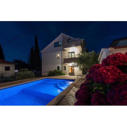Maca Apartments & Suites