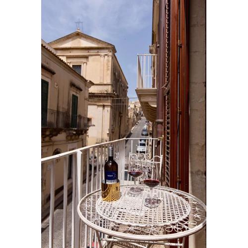 Macramè in centro storico a Noto