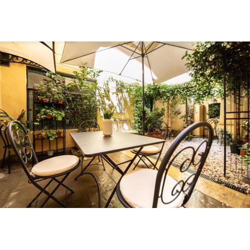 Madalina Apartment with Garden