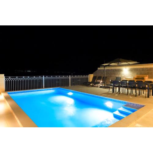 Magnifica Holiday Home with Jacuzzi hot tub and pool