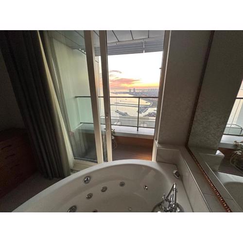 Magnificent High Floor Suite with Private Jacuzzi