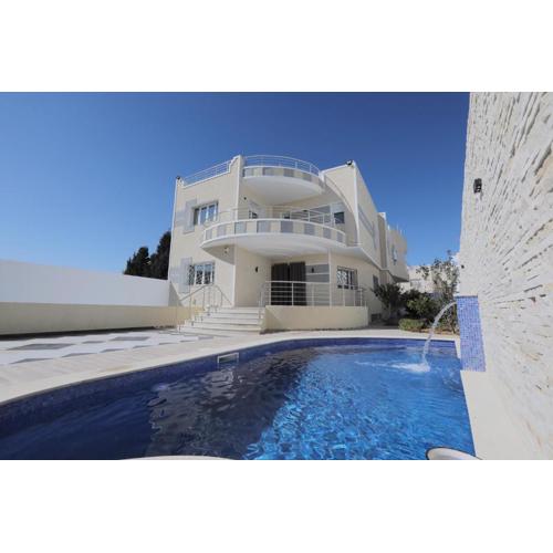 Magnifique Villa Avec Piscine, Pour Vos Vacances !