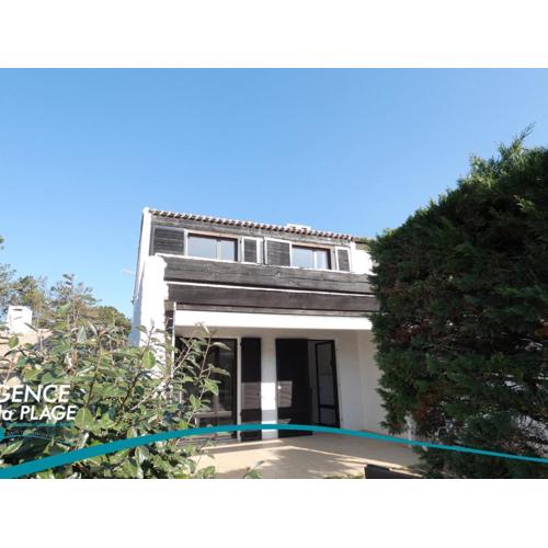 Maison 2 chambres près plage et commerces, quartier calme, parfait pour 5 pers, parking privé. - FR-1-323-366