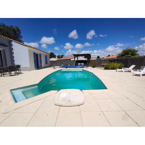 Maison avec Piscine Privée, Jardin Clos et Parking proche Plage et Forêt à Saint Jean de Monts - FR-1-323-468