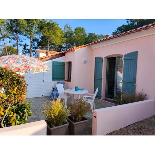 Maison Confortable avec 2 Piscines, Proche Plage, Forêt et Pistes Cyclables à Saint-Jean-de-Monts - FR-1-323-484