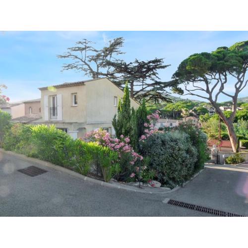 Maison conviviale avec vue sur la montagne à Sainte-Maxime