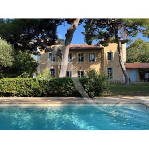 Maison de maitre capacite 10 personnes avec piscine, wifi et stationnement