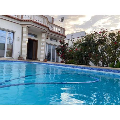 Maison de standing avec piscine au bord de mer 250m2