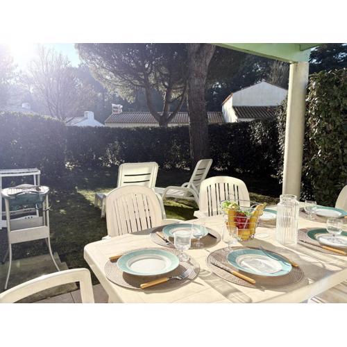Maison de vacances 2 chambres avec jardin, terrasse ensoleillée et parking, au calme et boisée - FR-1-323-541