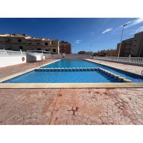 Maison mitoyenne 3 chambres, terrasse, BBQ, piscine communautaire