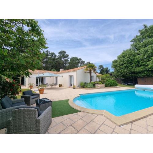 Maison piscine chauffée joli jardin paysagé