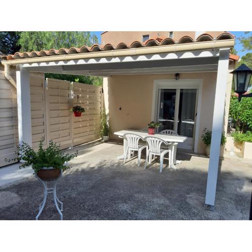 Maisonnette avec pergola