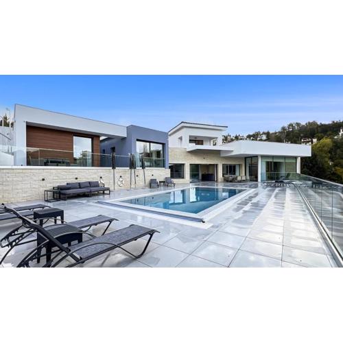 Majestic Manor