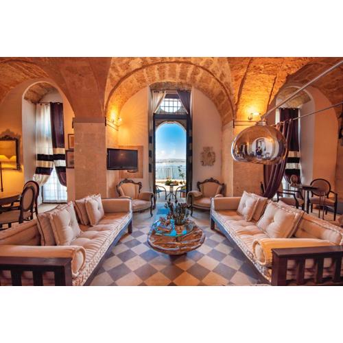Maniace Suites