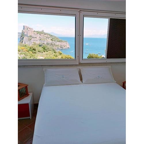 Mansarda con terrazza davanti castello aragonese