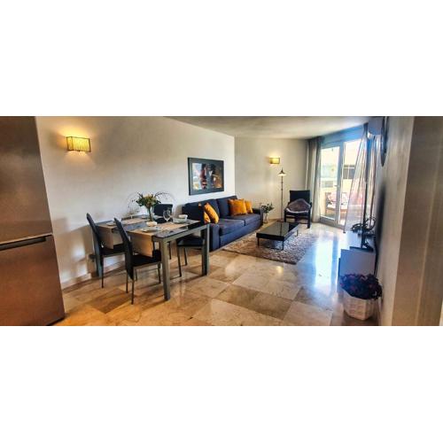 Marbella 2000. Spacious Apartment on the Promenade.
