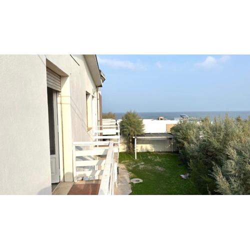 Marcelli, bilocale direttamente sulla spiaggia - M150