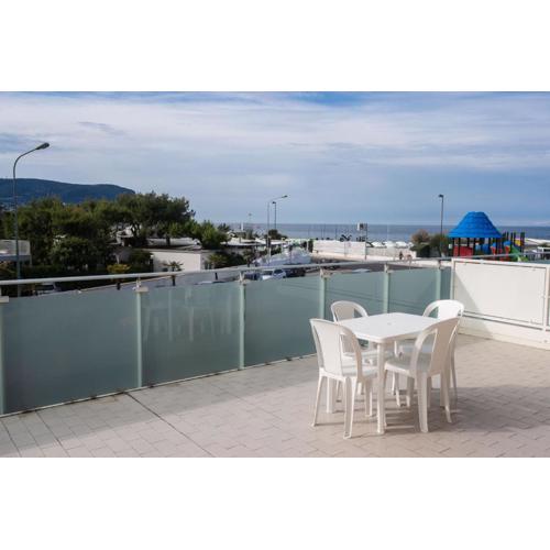 Marcelli, bilocale fronte mare con ampio terrazzo vista mare - M146