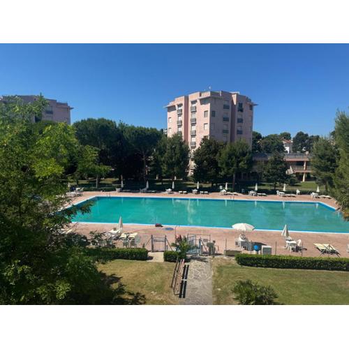 Marcelli, trilocale con terrazzo in residence con piscina - M398