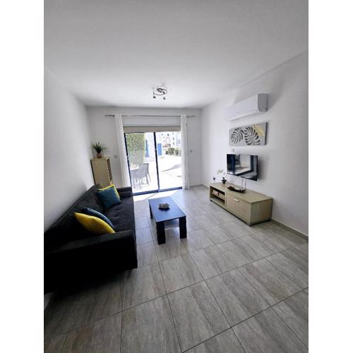Marina Gardens, delightful 2 bedroom apartment