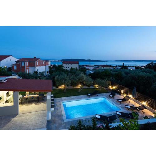 Mary - Apartment with private pool & garden