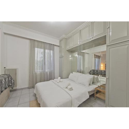 Mavili Square Cozy Apt AC & Kitchen, near Metro