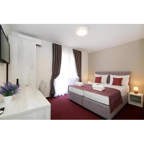 Maxim Deluxe Rooms with Balcony & Private Bathrooms - Downtown Spalato, Quiet Neighborhood