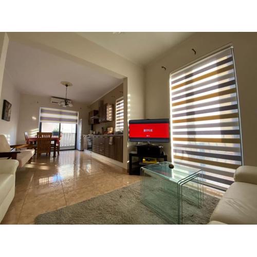 May Flower: Modern Flat close to Airport/Bus Stops