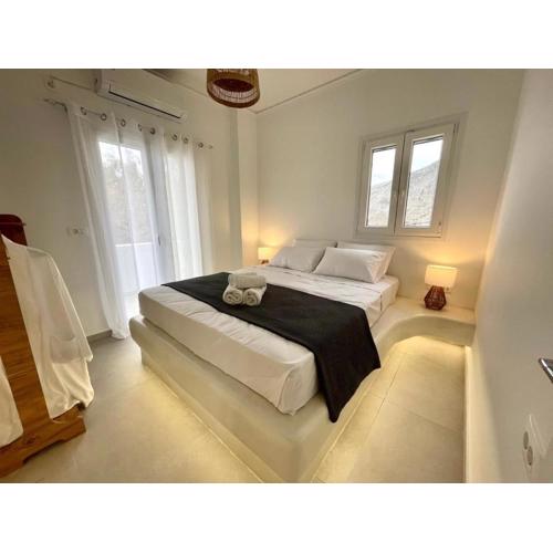 Mayema Cycladic House w Village and Black beach View Santorini