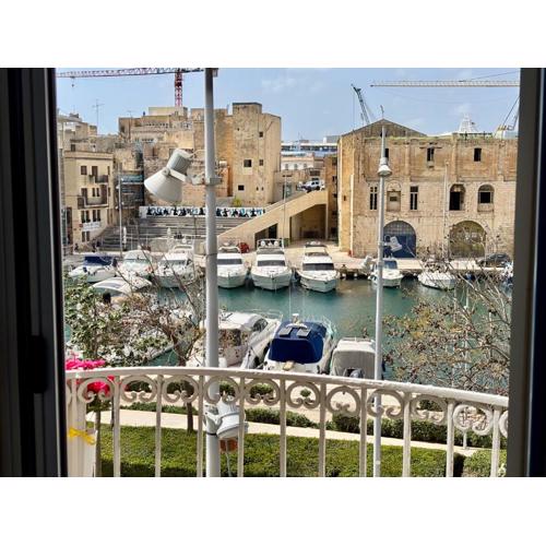 Mediterranea Waterfront house - By Valletta Ferry & Free Parking