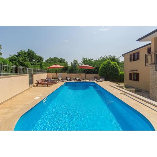 Mediterranes Apartment nur 200 Meter zum Strand mit Pool, Grillbereich, privater Terrasse, WiFi