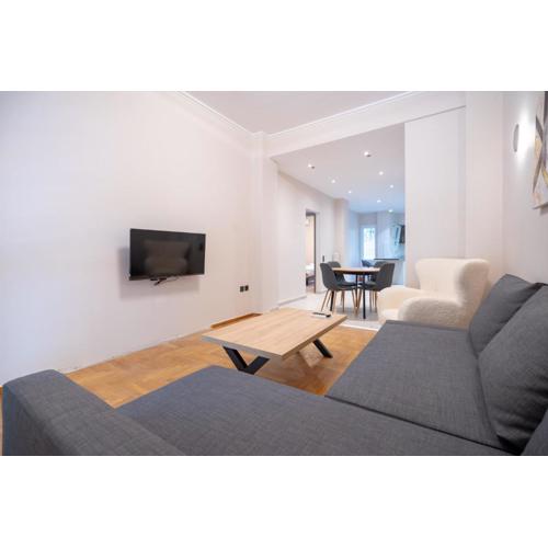 Megaro mousikis metro st. 2 bdrms apartment by MPS