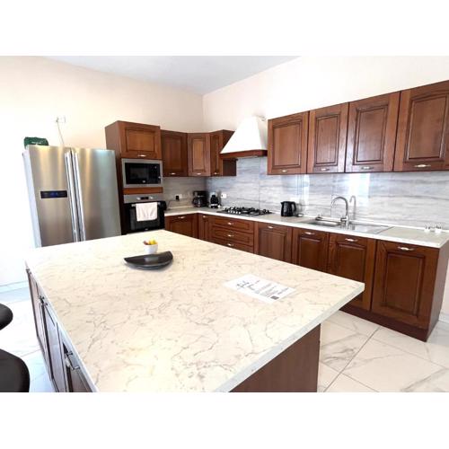 Mellieha large 4 Bedroom Apartment -sleeps 8 Prime Location- Beach 950m