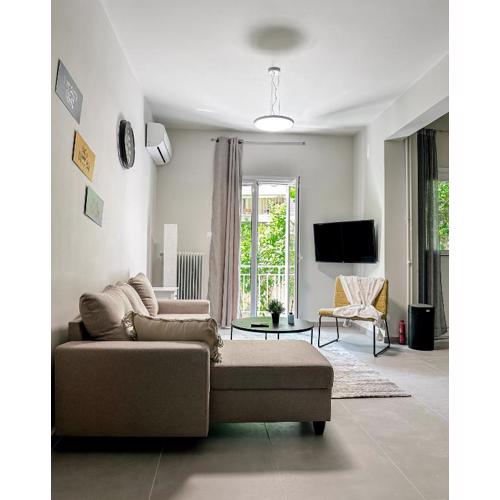 Metro Chic Haven: Modernized Urban Studio near the Tram