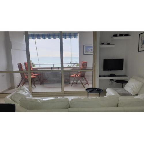 M&I Beach Apartment with Sea View