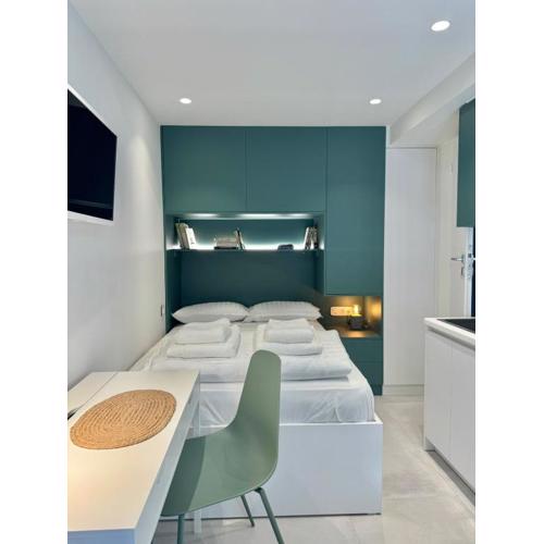 Microhome in Philopappos Hill
