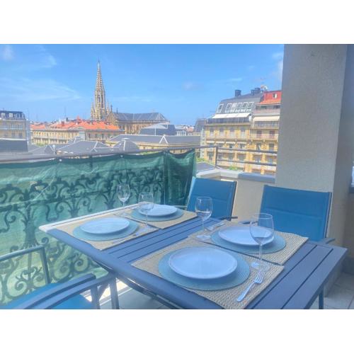 Mikain Terrace Cathedral View with Free Parking & Air Cond